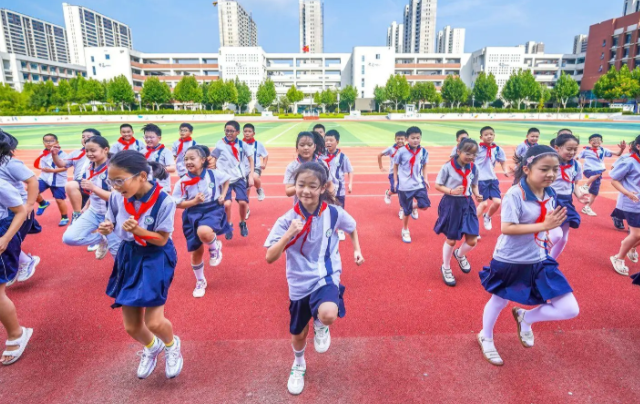 学生动得开玩得尽兴锻炼刚性保障责任教育阶段每天1节体育课
