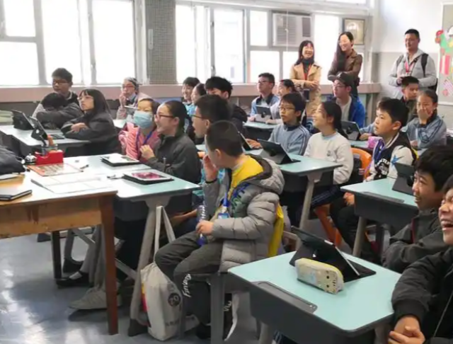 自由日活动让不同混龄班的幼儿在走班过程中相互学习互相帮忙 自由日活动让不同混龄班的幼儿在走班过程中相互学习互相帮忙