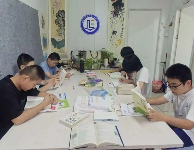 学子走出教室在家校协同伙伴相伴的实践讲堂里拓展眼界